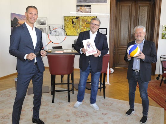 v.li.: der Leiter der MA 51 – Sport Wien, Anatol Richter, Sportstadtrat Peter Hacker (SPÖ) und der Grüne Sportsprecher Hans Arsenovic