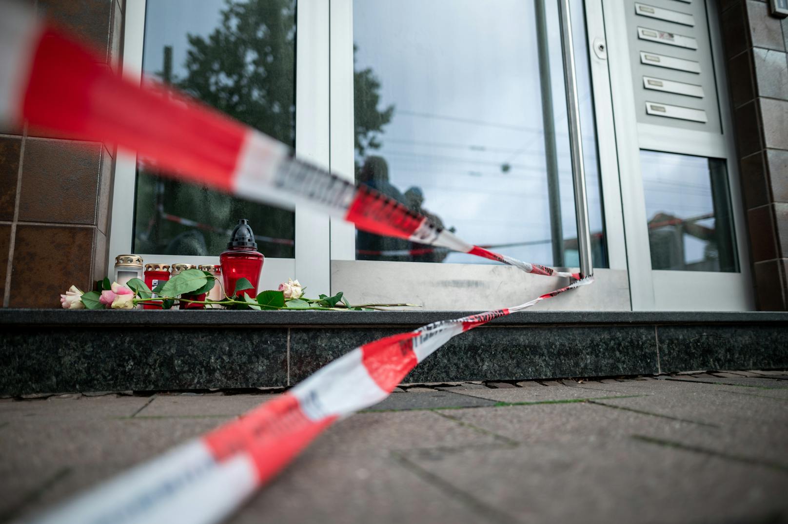 Eine 29-jährige Mutter von vier Kindern ist in Duisburg aus einem Fenster im dritten Stock gestürzt und verstorben.