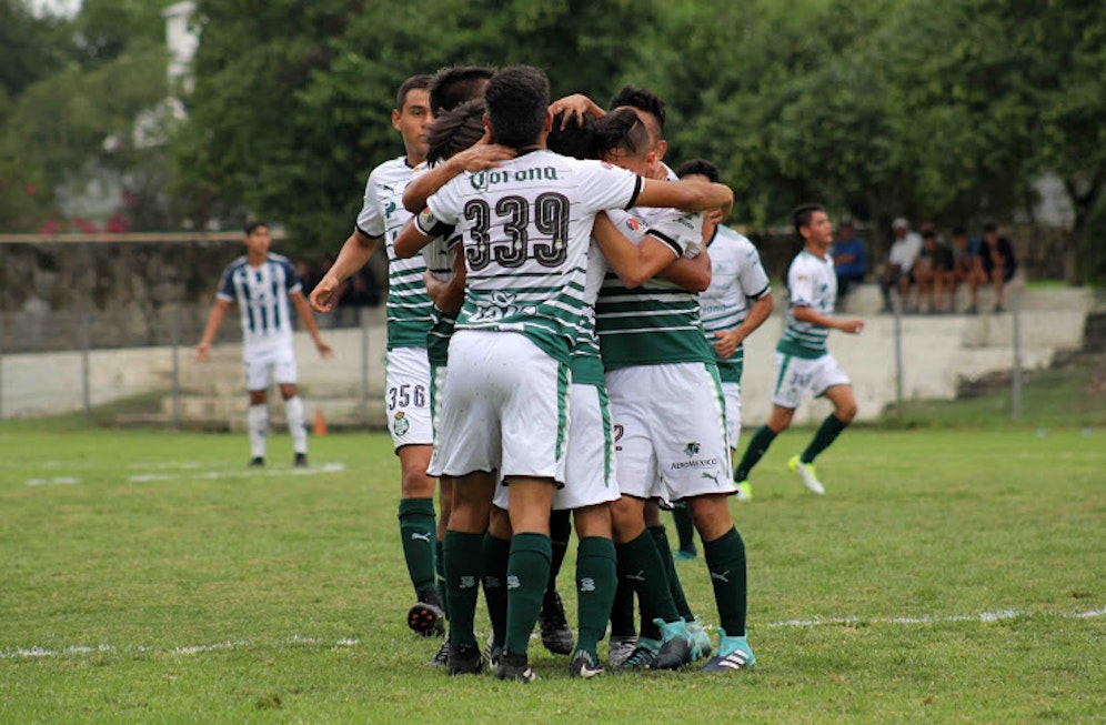 Warum tragen Mexikaner dreistellige Trikotnummern?