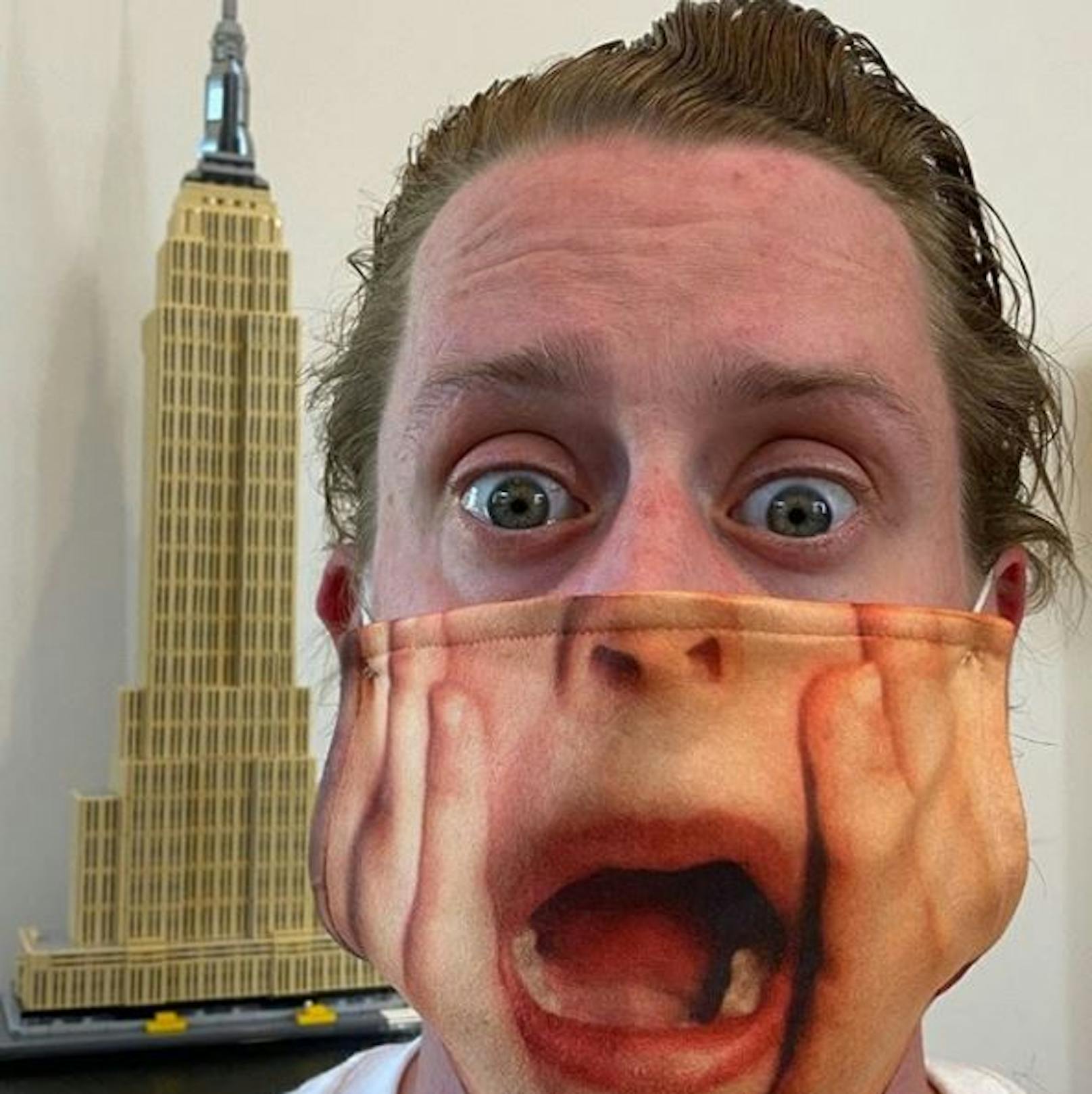 8.10.2020: Macaulay Culkin hat einen "Kevin Allein zuhause"-Mund-Nasenschutz. Seine Fans feiern ihn dafür.