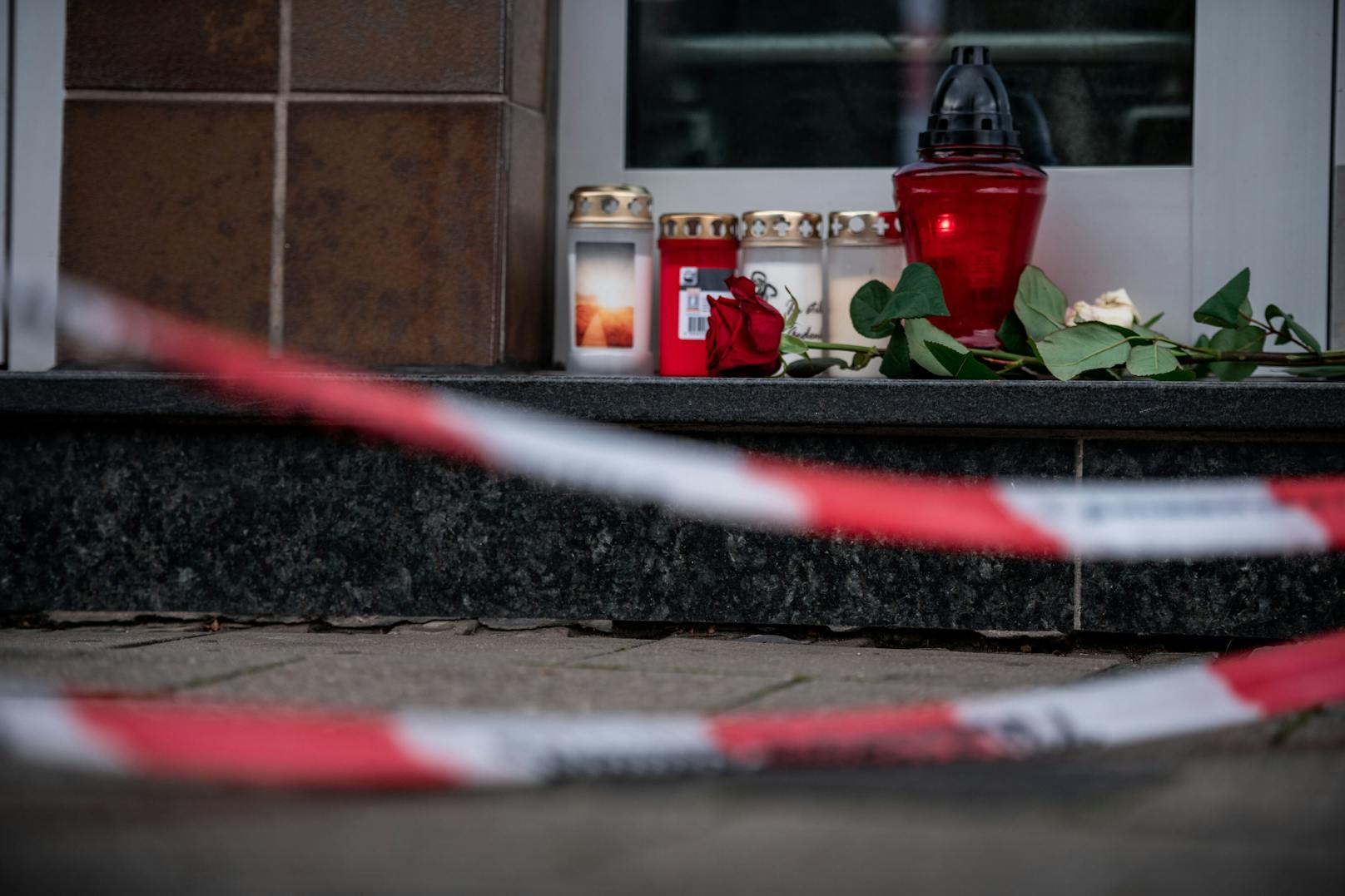 Eine 29-jährige Mutter von vier Kindern ist in Duisburg aus einem Fenster im dritten Stock gestürzt und verstorben.