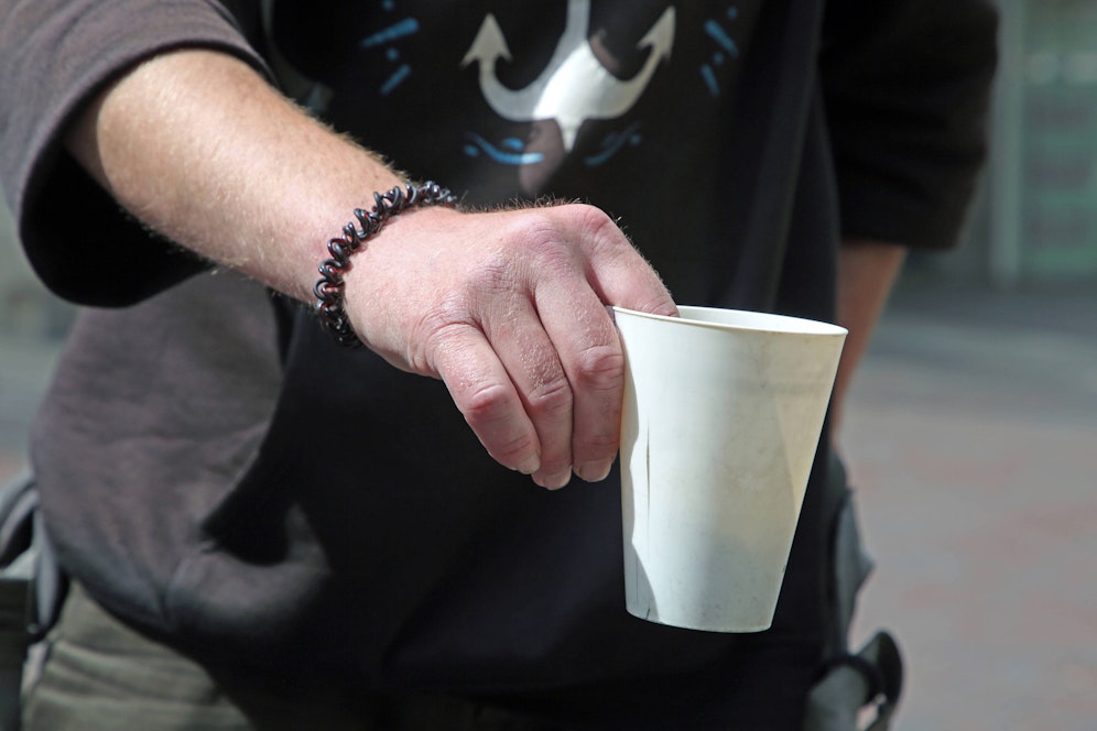 Der Obdachlose hatte kein Geld für Hundefutter.
