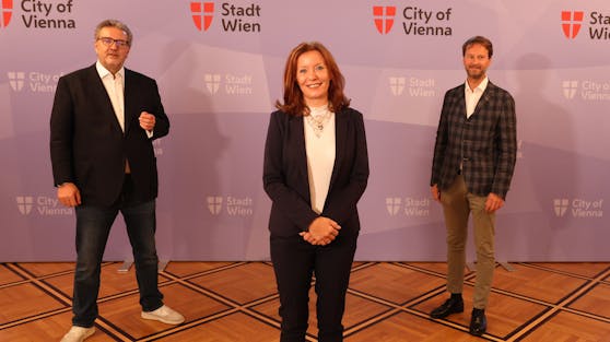 Stadtrat Peter Hacker (SPÖ), Evelyn Kölldorfer-Leitgeb (Generaldirektorin des Gesundheitsverbundes) und Primarius Manfred Greher bei der Pressekonferenz am Donnerstag.