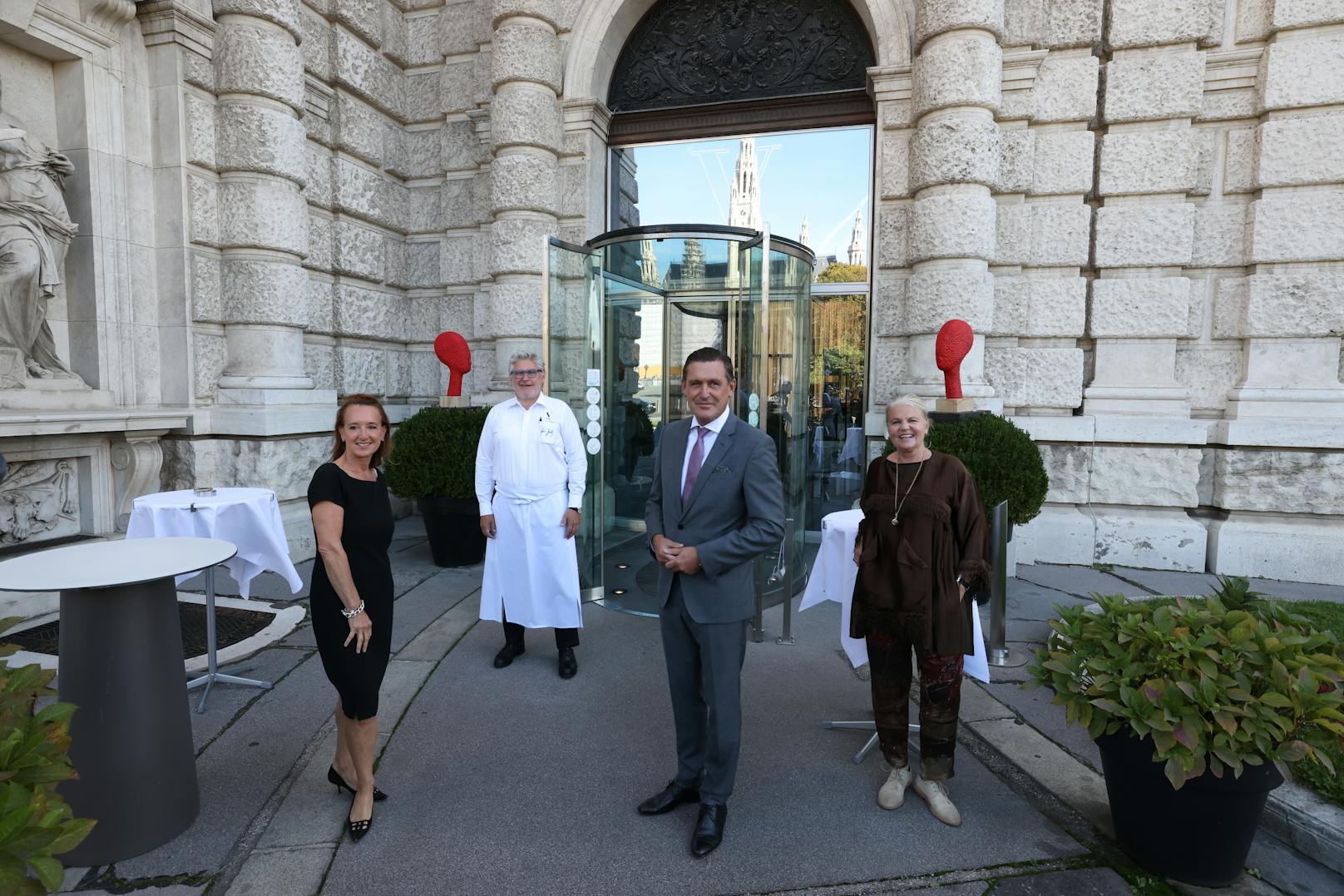 Am Donnerstag gaben Stadtrat Peter Hanke (SPÖ) und Barbara Forsthuber (li.) die Beteiligung am Restaurant Vestibül bekannt.