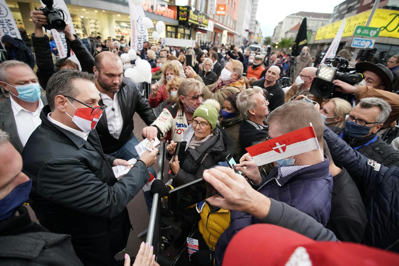 Dabei suchte Spitzenkandidat Strache – mit Maske – Kontakt zu den Fans.