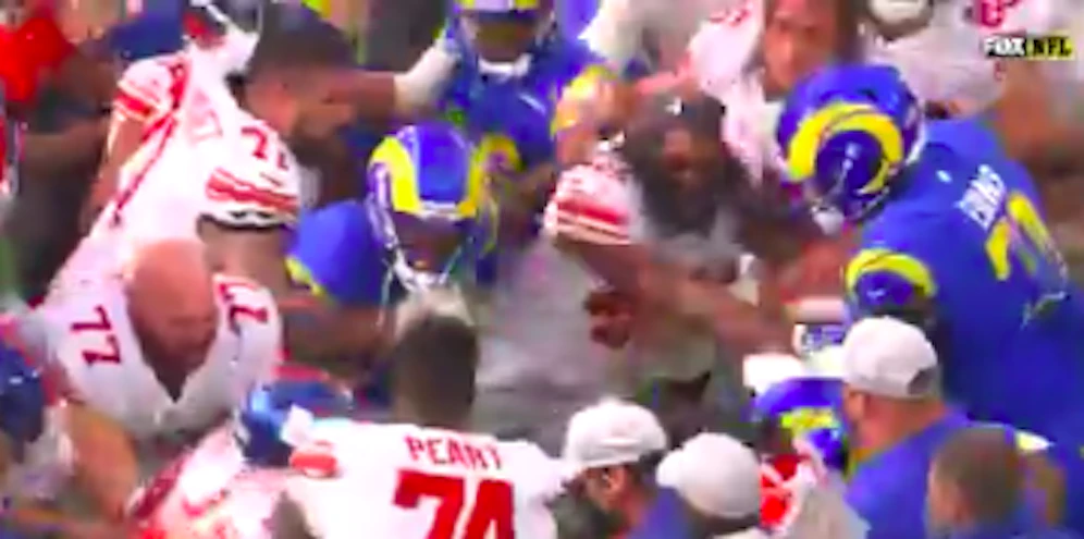Rudelbildung nach der NFL-Partie Giants gegen Rams.