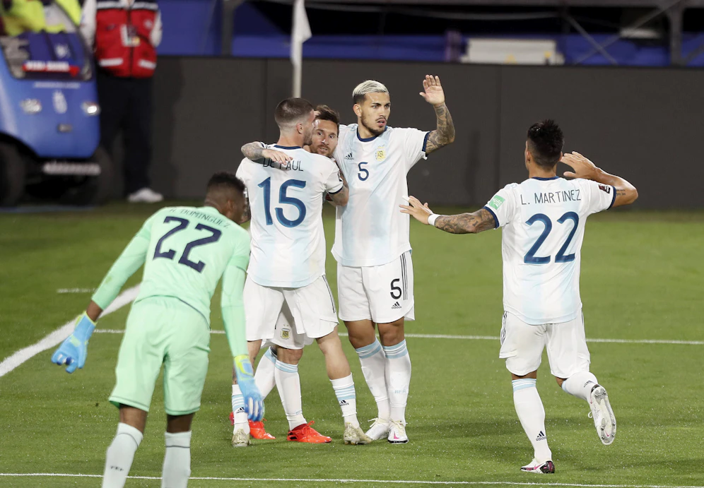 Lionel Messi jubelt mit den Argentinien-Kollegen.