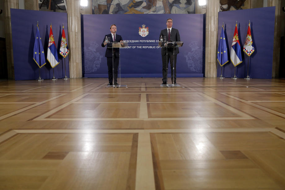 Olivér Várhelyi am 8. Oktober in Belgrad mit Serbiens Präsident Aleksandar Vučić