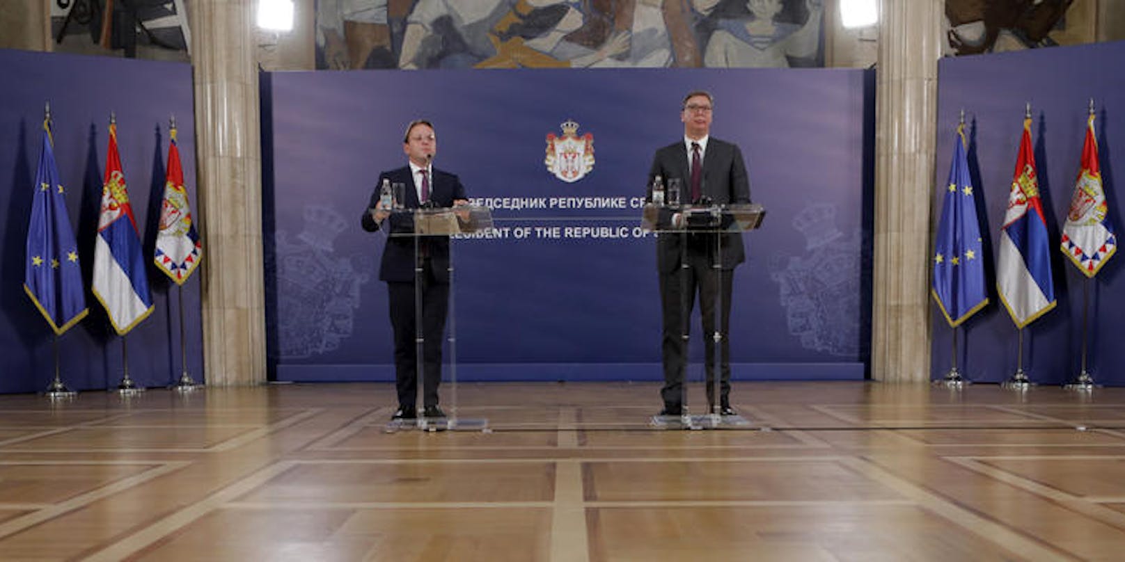 Olivér Várhelyi am 8. Oktober in Belgrad mit Serbiens Präsident Aleksandar Vučić