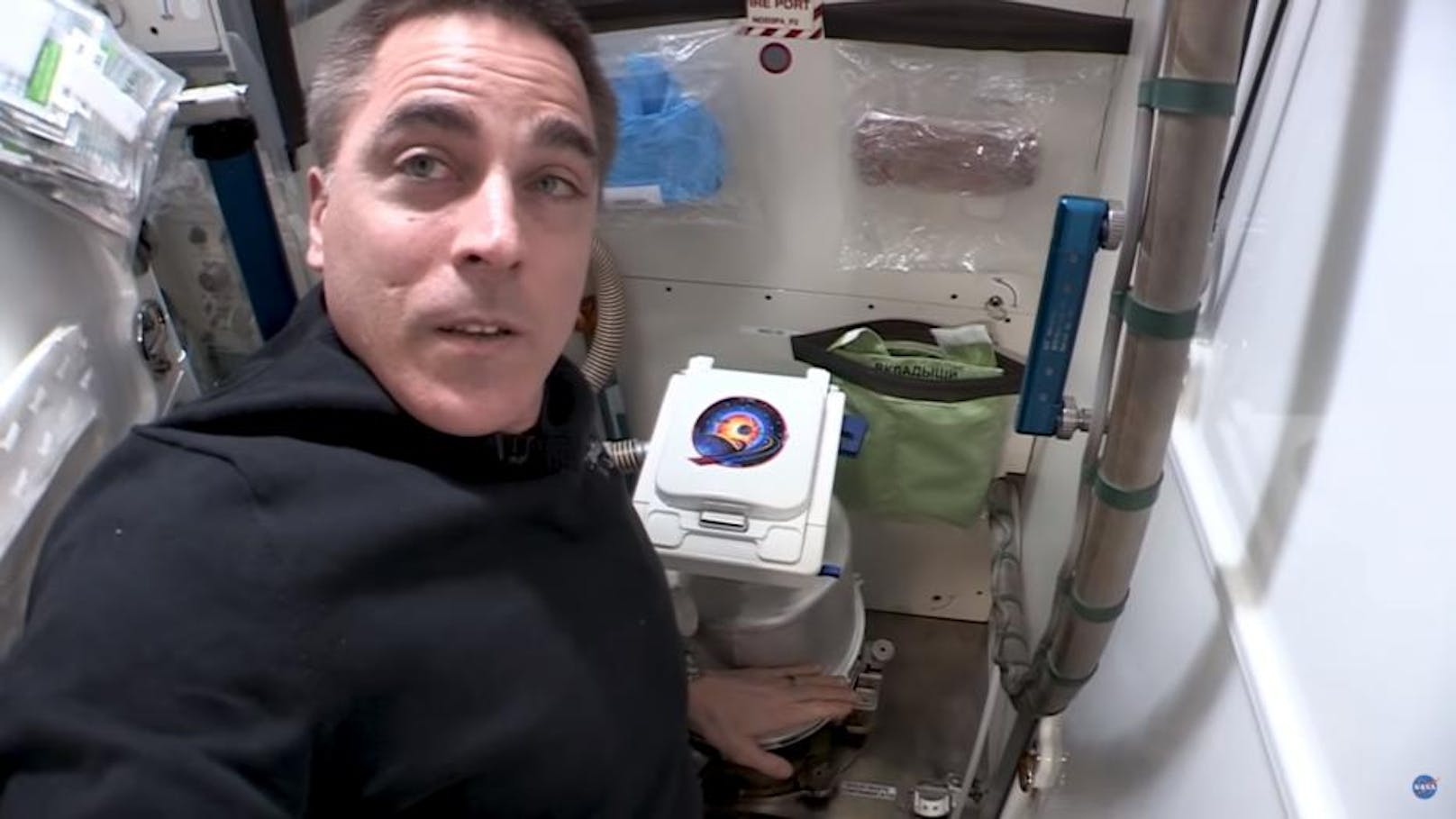 Commander Chris Cassidy führt vor, wie ein WC-Gang im All aussehen würde.