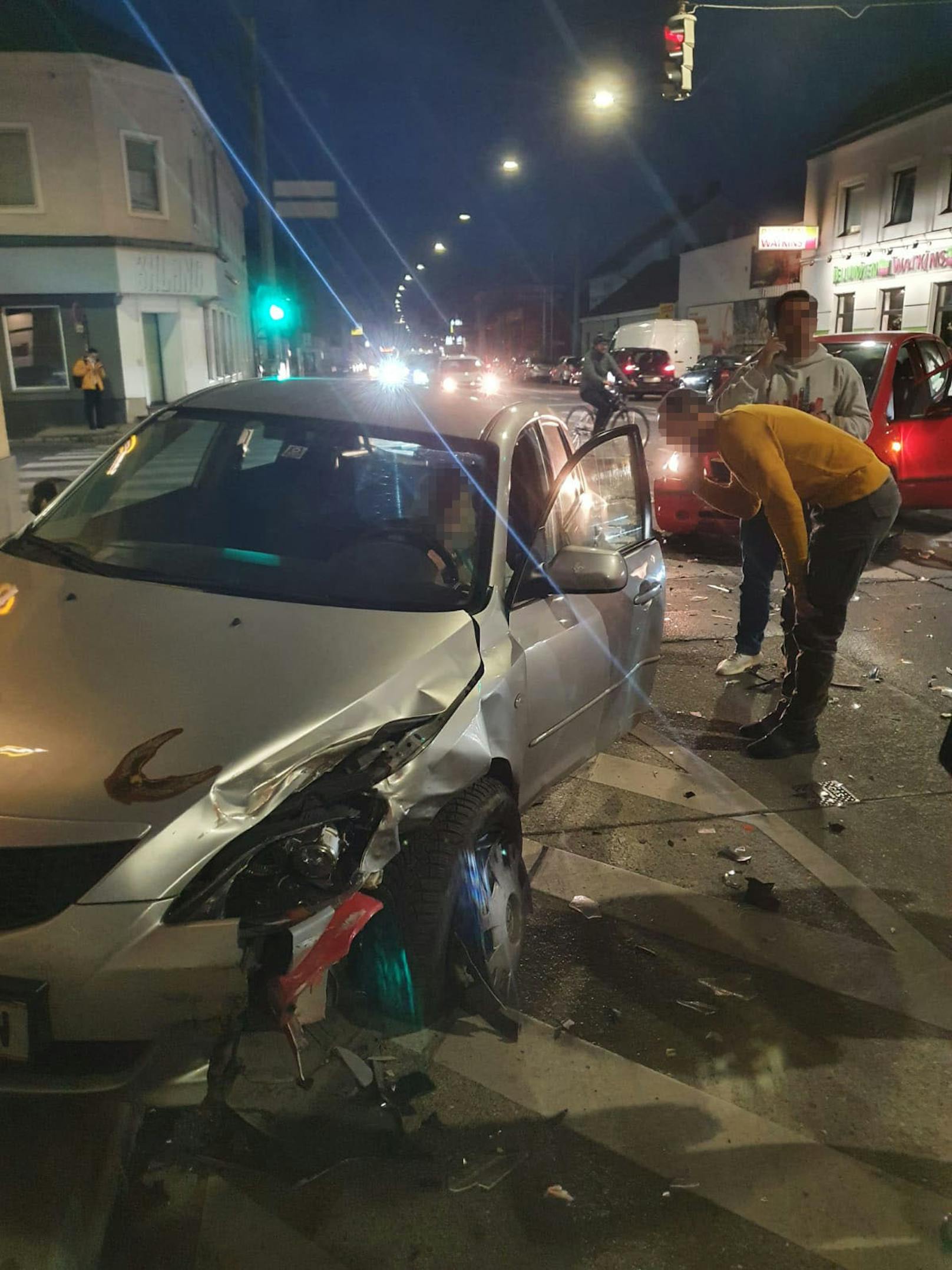 Die Autos krachten ineinander.