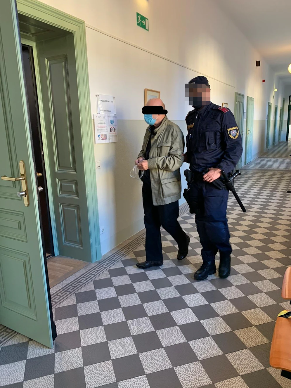 Der 74-Jährige versuchte seine Partnerin zu erstechen.