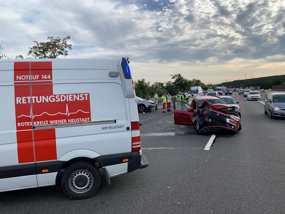 Zu einem Auffahrunfall kam es heute Nachmittag auf der A2 bei Leobersdorf.