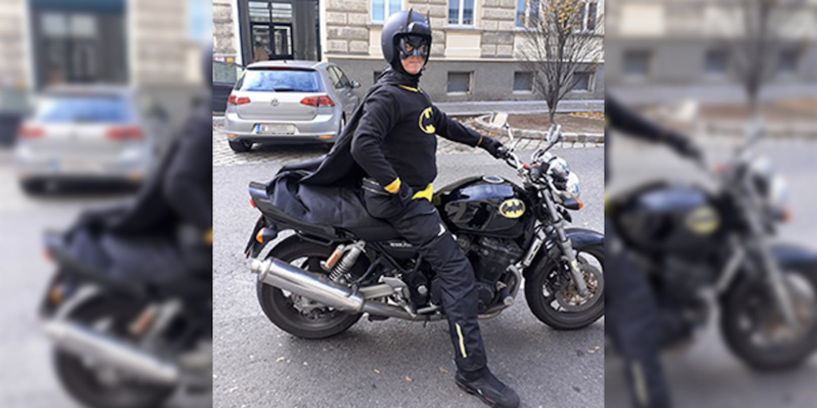 Ein Wiener im Batman-Kostüm verteilte Süßigkeiten an Autofahrer.