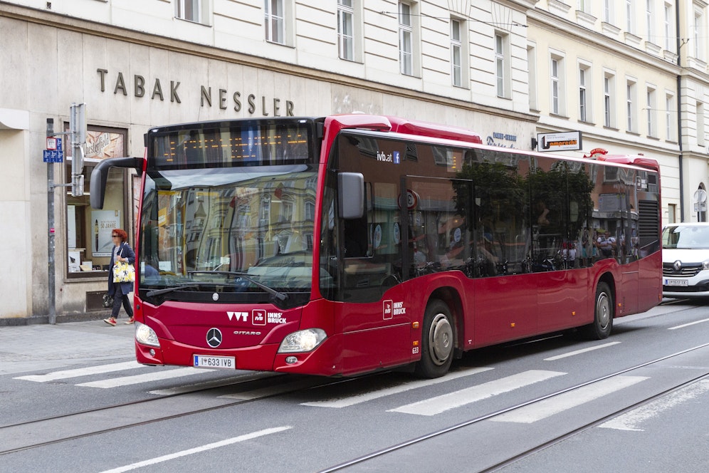 Der Bus überrollte den Fahrradfahrer. Symbolbild.