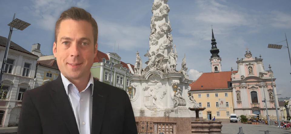 Klaus Otzelberger und der Rathausplatz ohne Winterbeleuchtung.