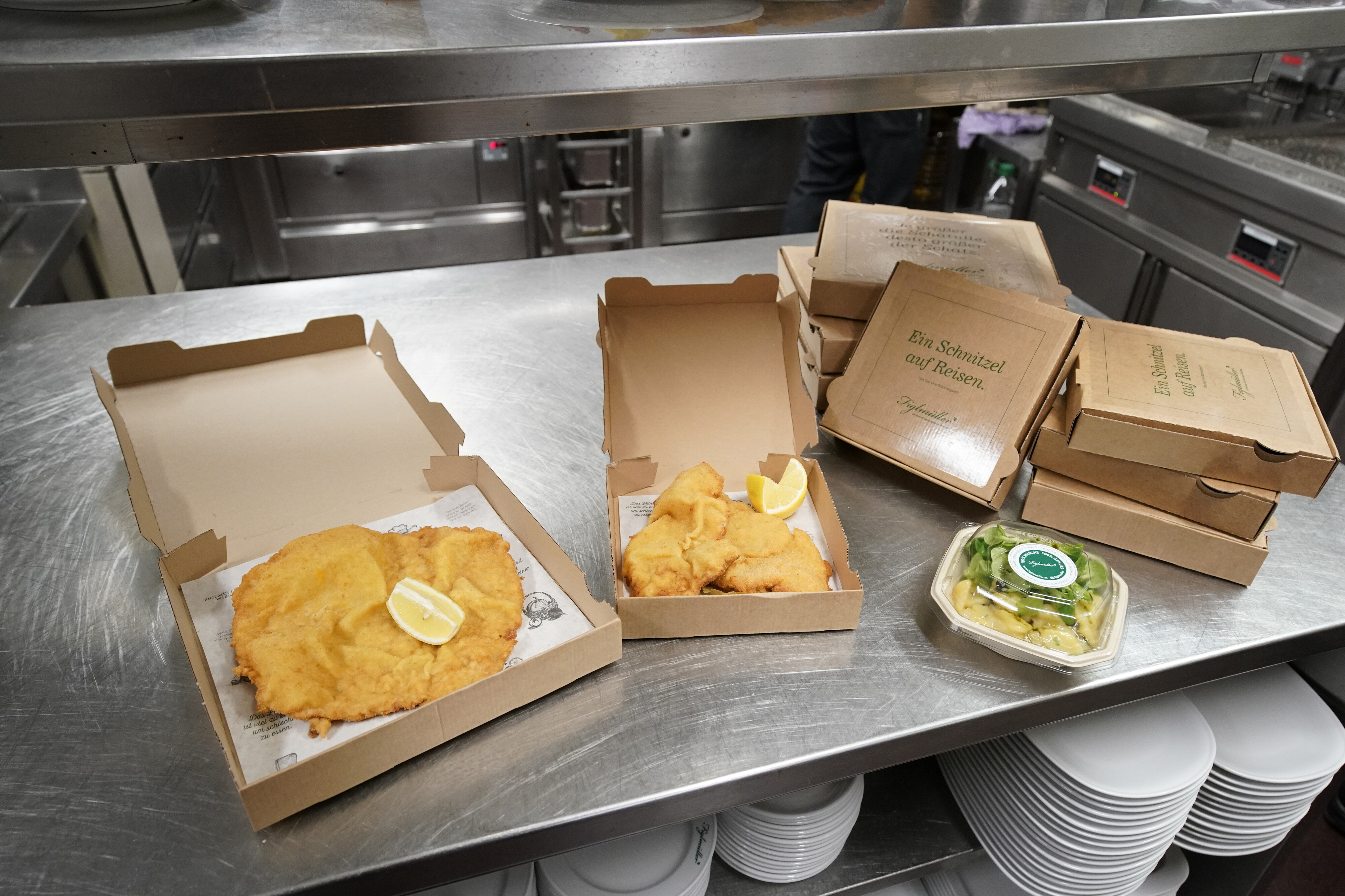 Auch für Geimpfte gibt es die nächsten Wochen das Schnitzel nur aus dem Karton.