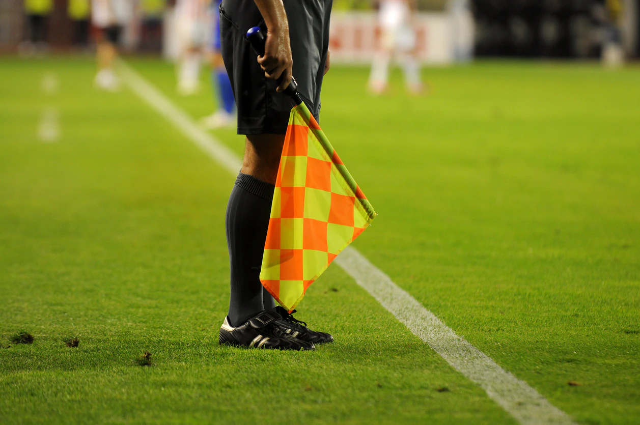 Symbolfoto eines Linienrichters bei einem Fußballspiel.
