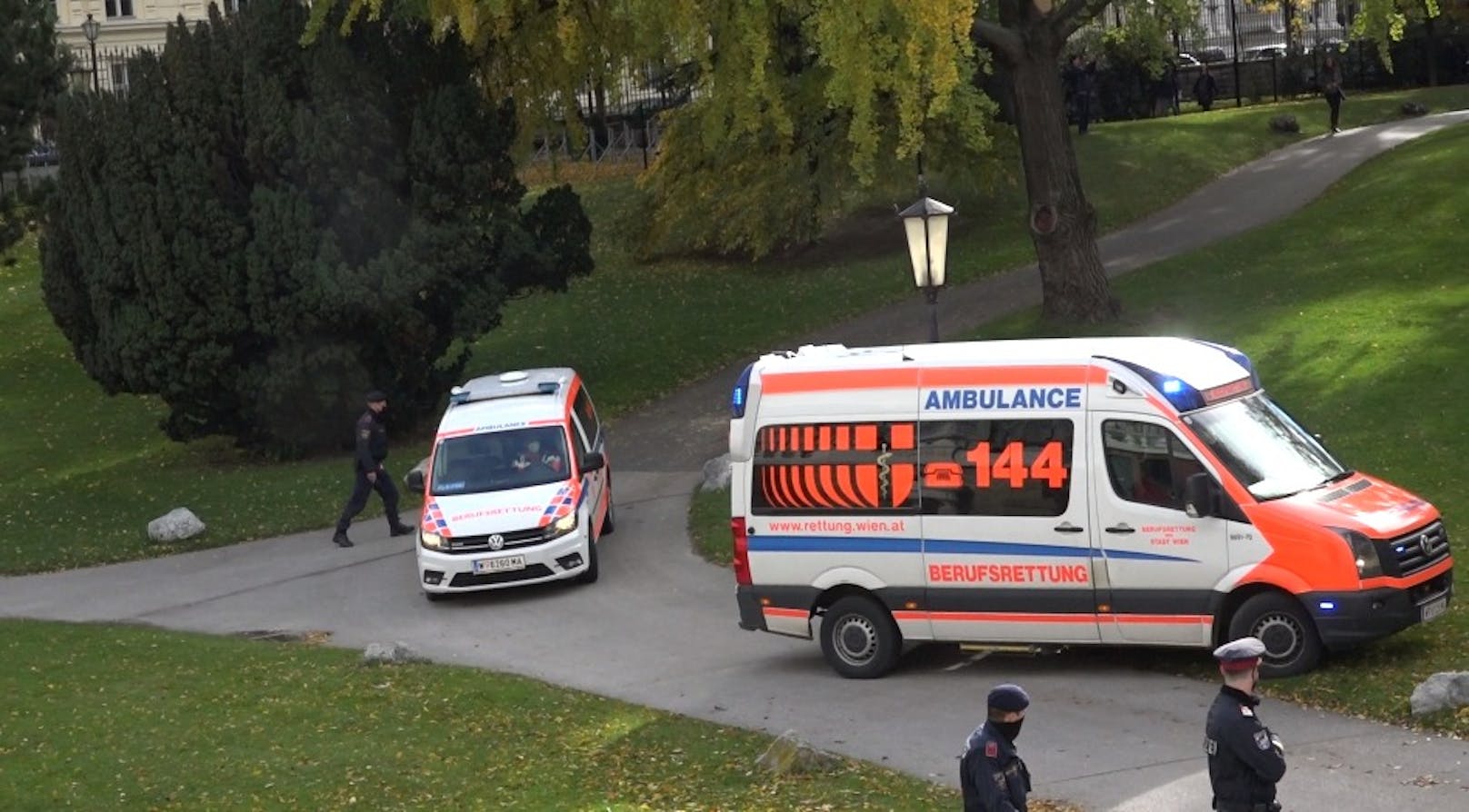 Aus noch ungeklärter Ursache stürzte Samstagmittag ein Haustechniker (70) in der Hanuschgasse ab. Er prallte auf ein Dach eines Würstelstandes und erlitt dabei schwere Verletzungen. Polizei und Berufsrettung Wien eilten zu Hilfe.