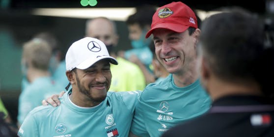 Toto Wolff (r.) mit Lauda-Kapperl und Lewis Hamilton