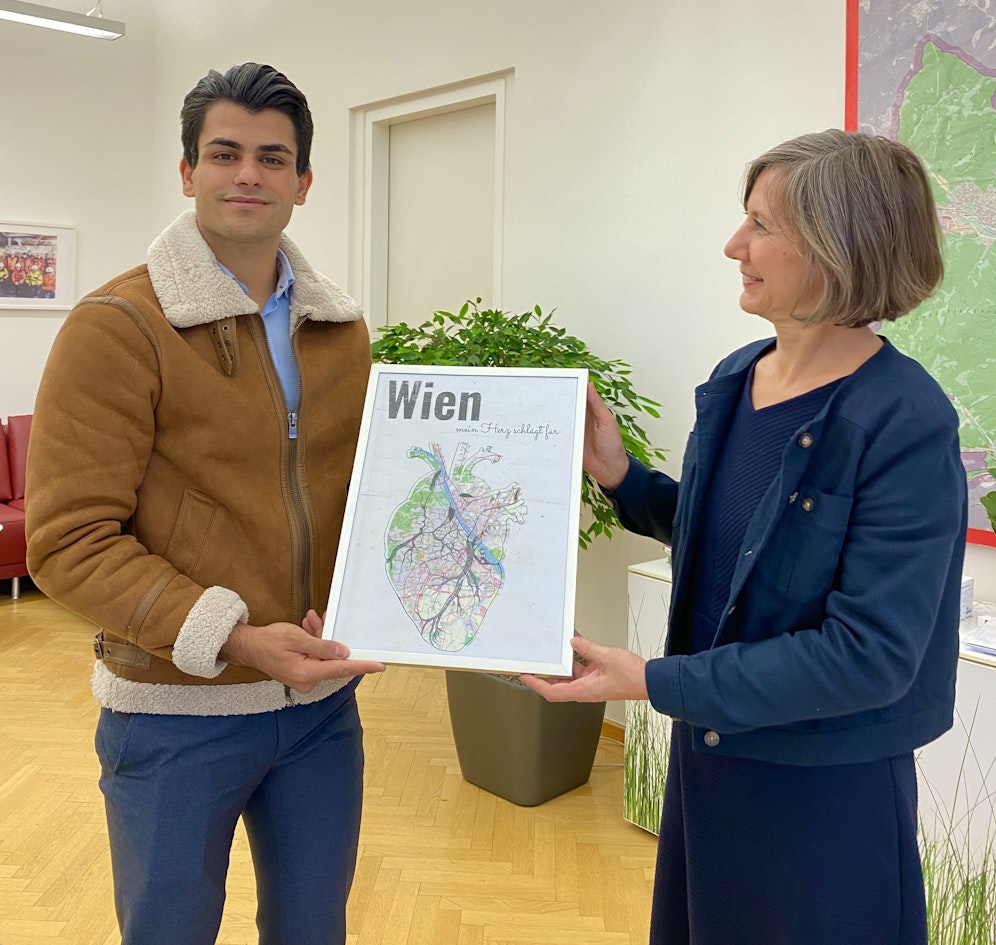 Osama Joda rettete beim Terroranschlag in der Wiener City einen Polizisten. Für seinen Mut und Einsatz dankte ihm nun Vizebürgermeisterin Birgit Hebein (G).