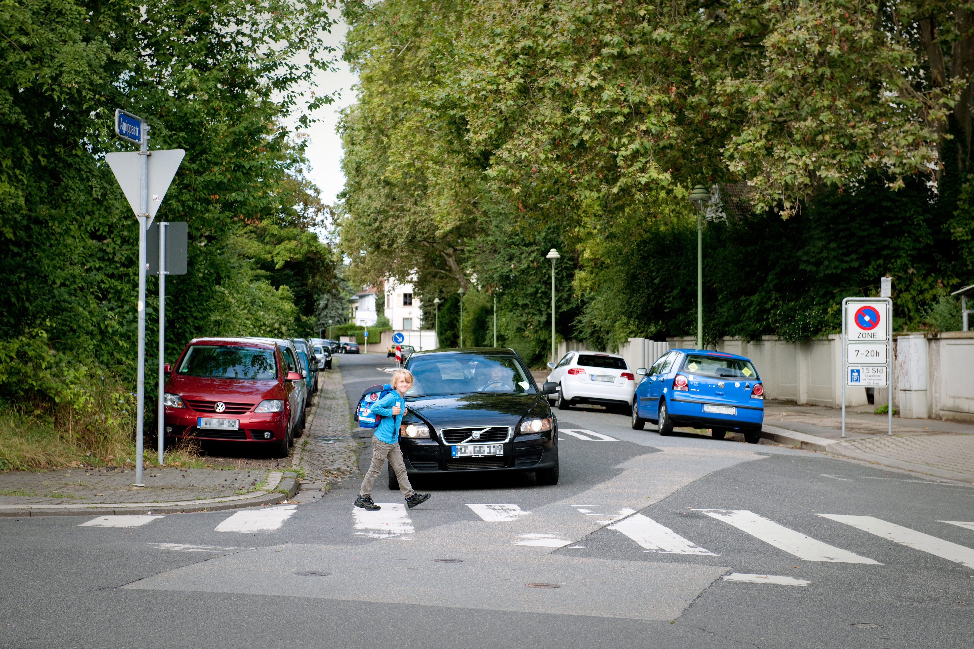 Ein Mädchen ist von einem Auto erfasst worden.