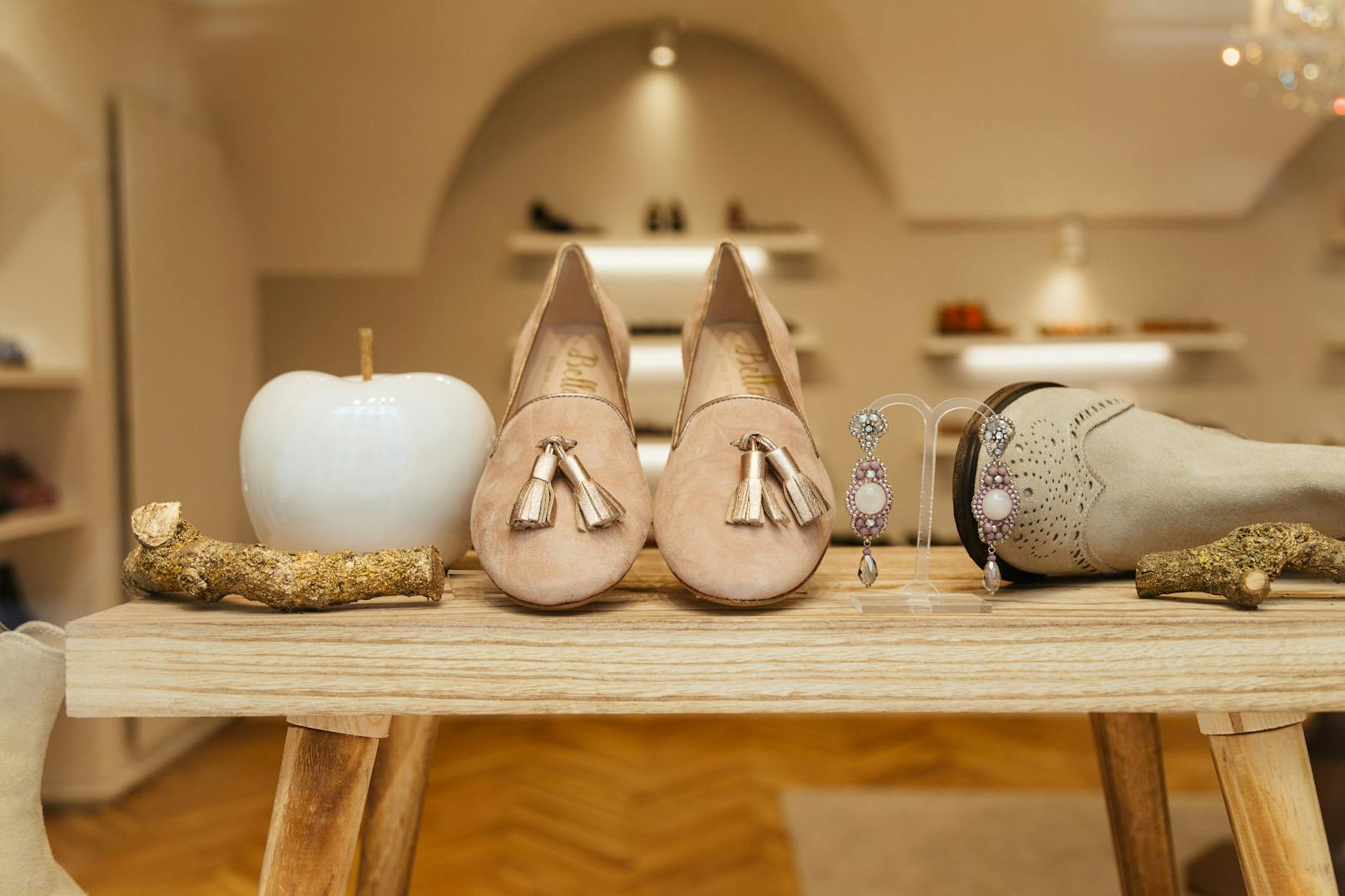 Neben den edlen Schuhen aus italienischen Manufakturen führt "Bellas Vienna" auch die passenden Accessoires wie Schmuck oder Cashmere-Schals.