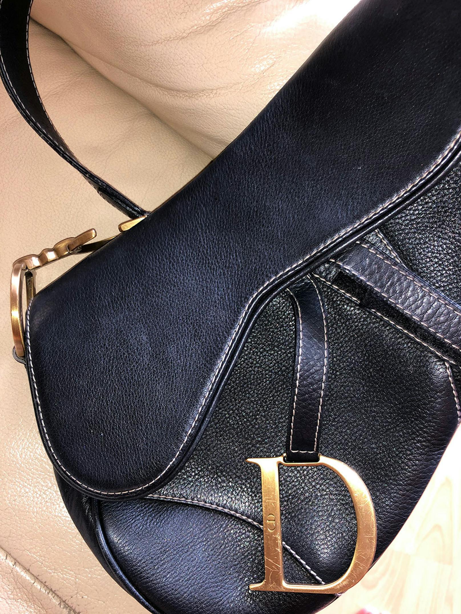 Eine begehrte Dior Saddle Bag, die vorher unter Farbunterschieden "litt".