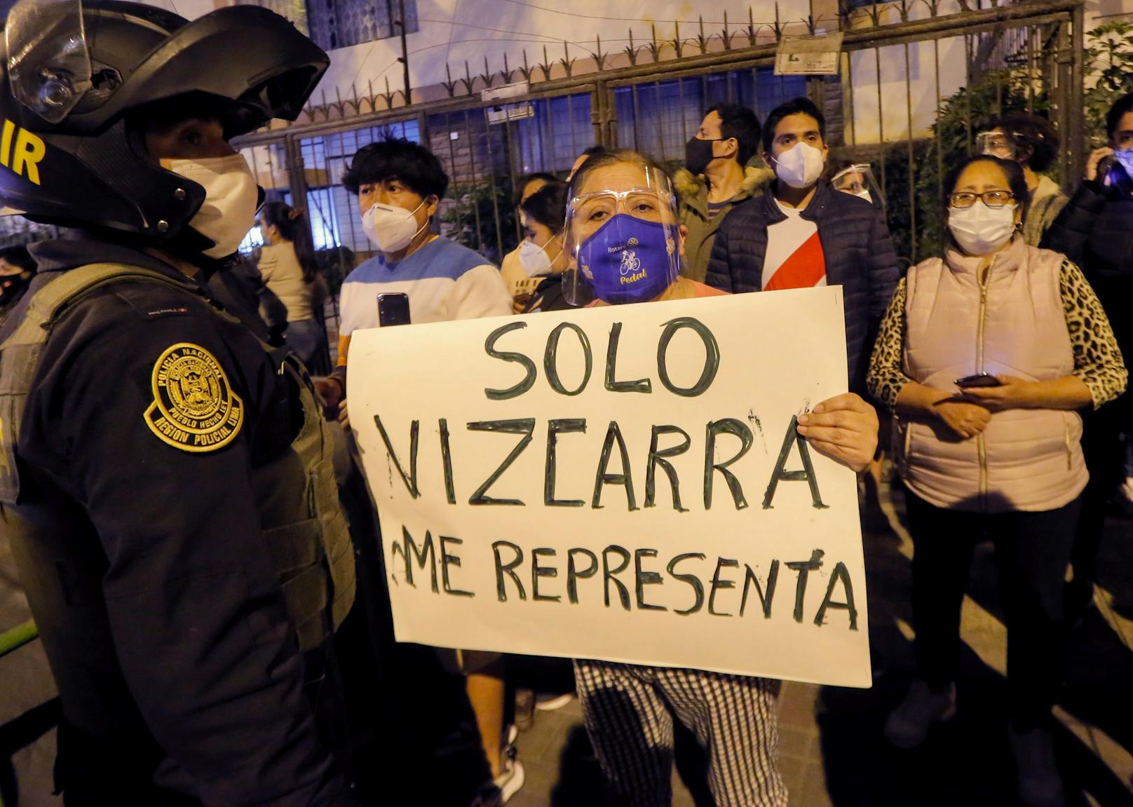 Vizcarra ist in der Bevölkerung äußerst populär. Hier hält eine Frau einen Banner mit "Nur Vizcarra vertritt mich" in die Höhe nachdem jener abgesetzt wurde.