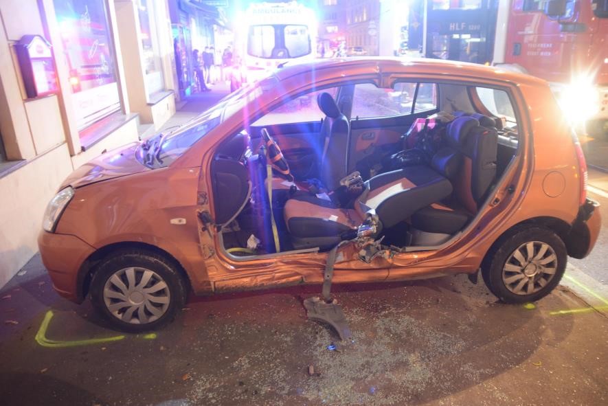 Der Pkw wurde bei dem Crash schwer beschädigt.