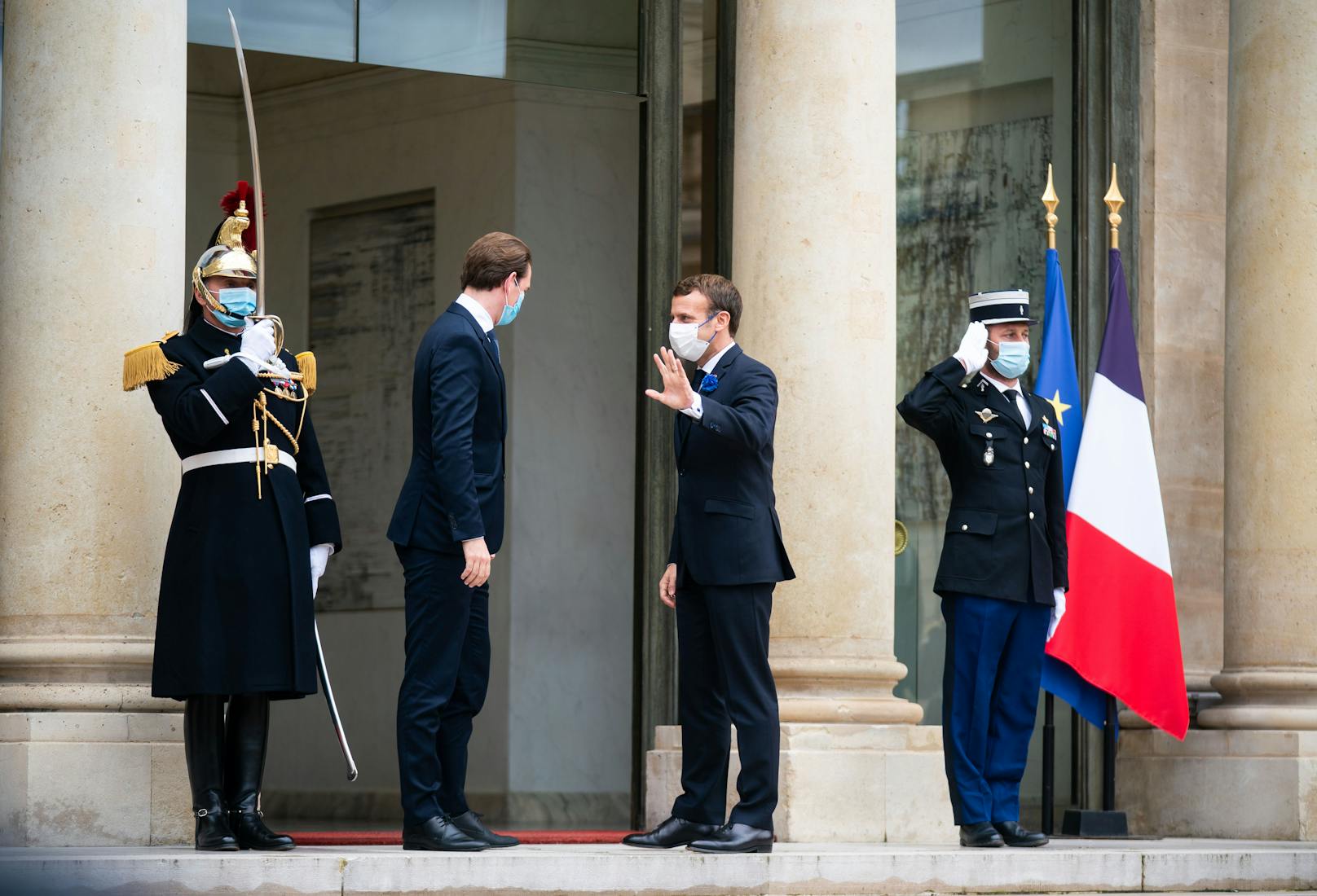 Emmanuel Macron begrüßt Bundeskanzler Sebastian Kurz zum Terrorgipfel in Paris (10. November 2020).