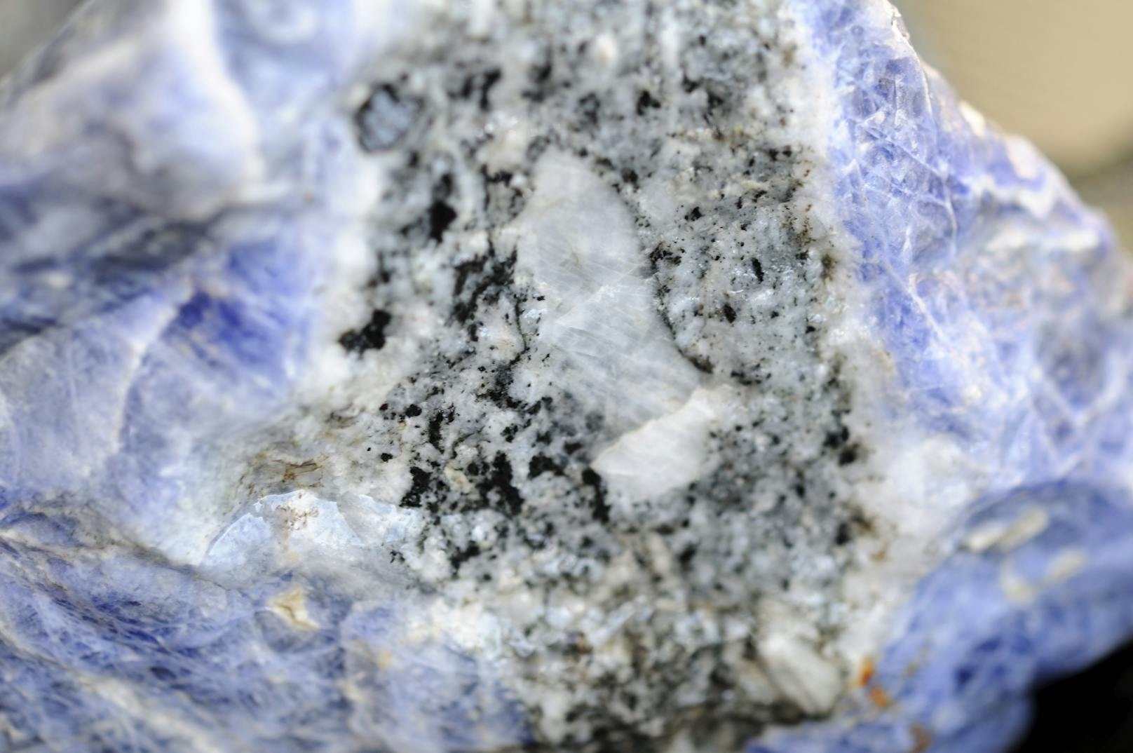 Manche Mineralien haben die Eigenschaft, im Dunklen zu leuchten. Jetzt wissen Forscher, wie es dazu kommt. 