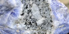 Forscher lösen Rätsel um Stein, der im Dunklen leuchtet