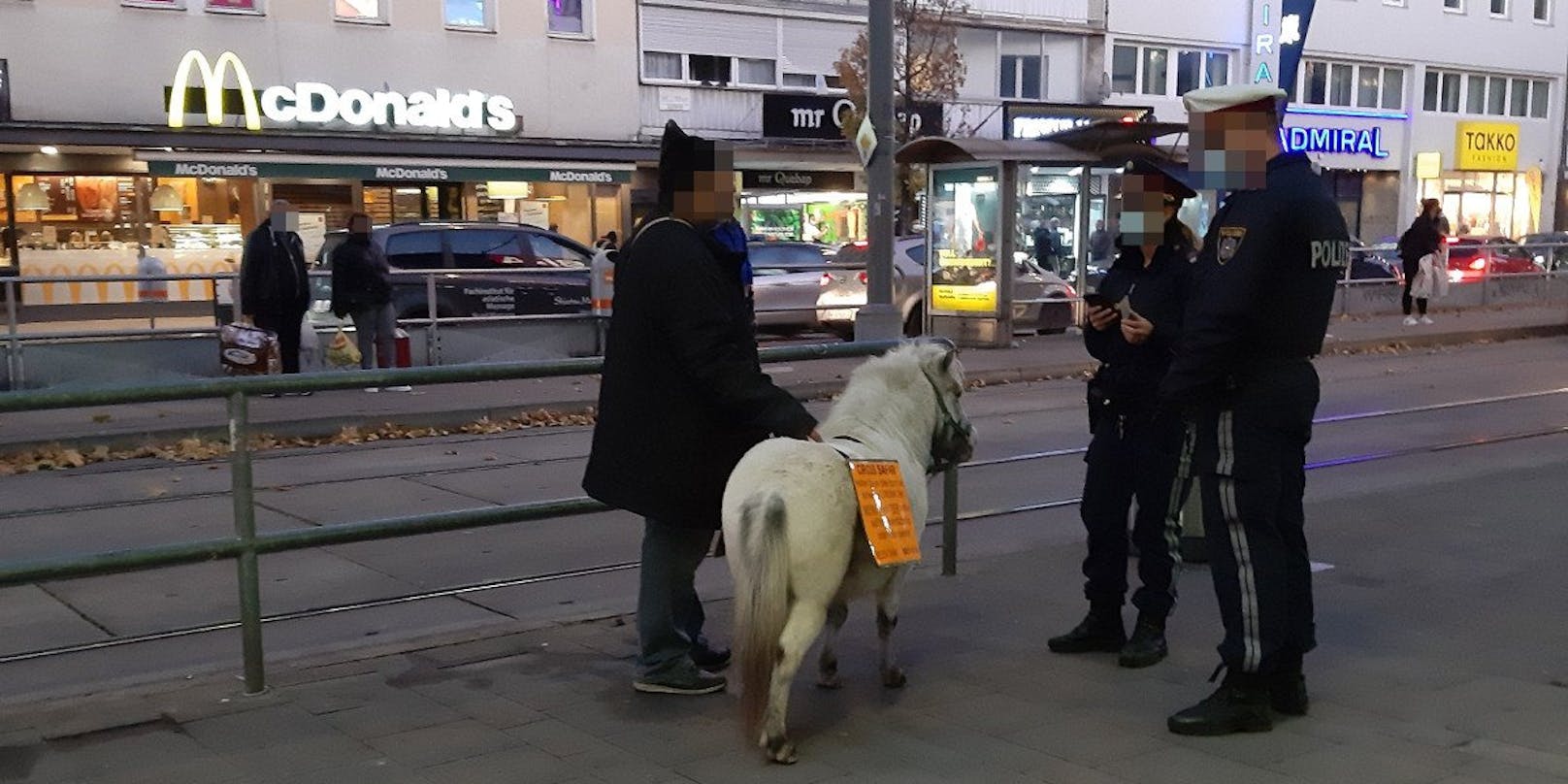 Die Polizei kontrollierte den Mann mit dem Pony am Enkplatz in Wien-Simmering.