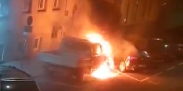 Ein "Heute"-Leserreporter filmte, wie der Wagen lichterloh in Flammen stand