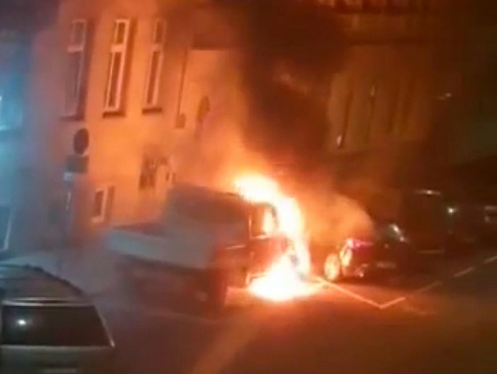 Ein "Heute"-Leserreporter filmte, wie der Wagen lichterloh in Flammen stand