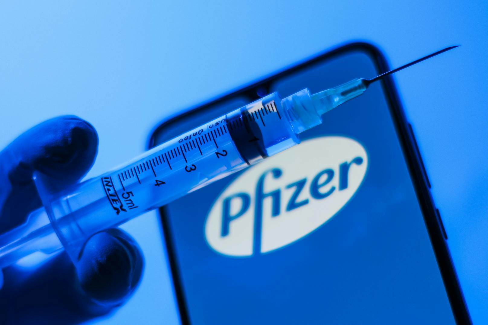 Der US-Pharmakonzern Pfizer hebt nach einem überraschend starken Jahresstart seine Ziele für das Jahr 2021 deutlich an.