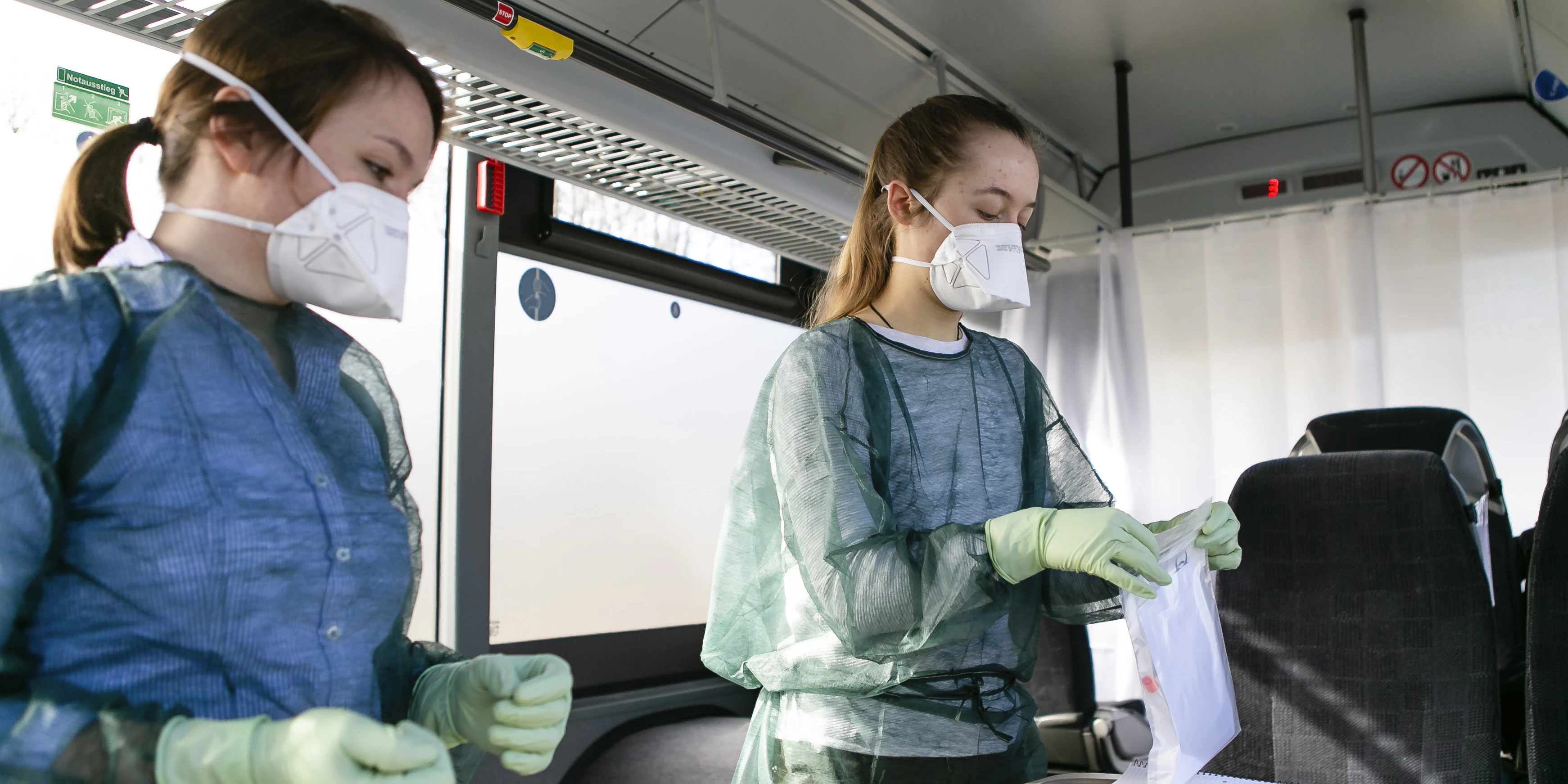 Eine Ärztin macht einen Corona-Schnelltest versandbereit: Faßmann will künftig in Schulen mit einem mobilen Labor testen