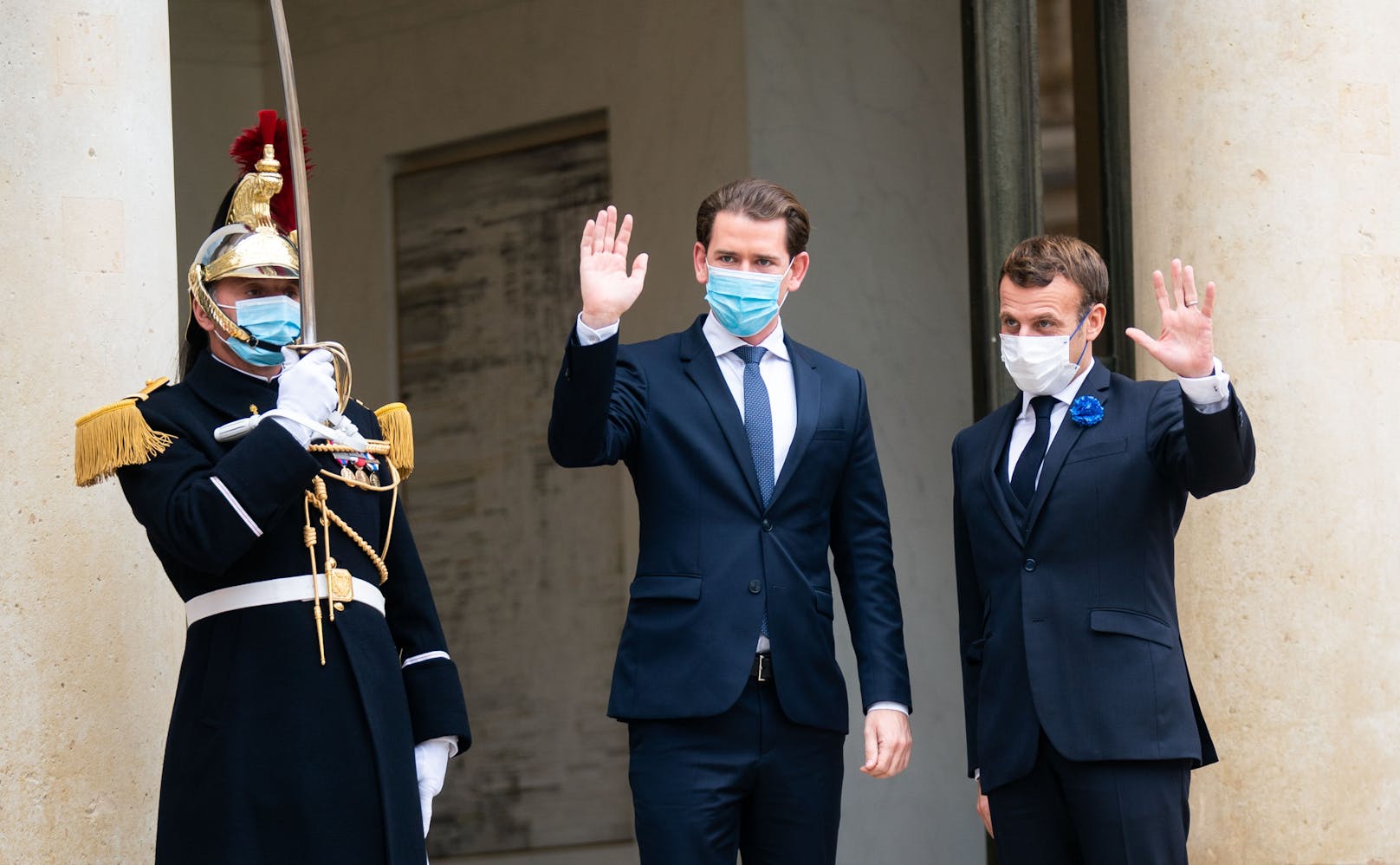 Emmanuel Macron begrüßt Bundeskanzler Sebastian Kurz zum Terrorgipfel in Paris (10. November 2020).