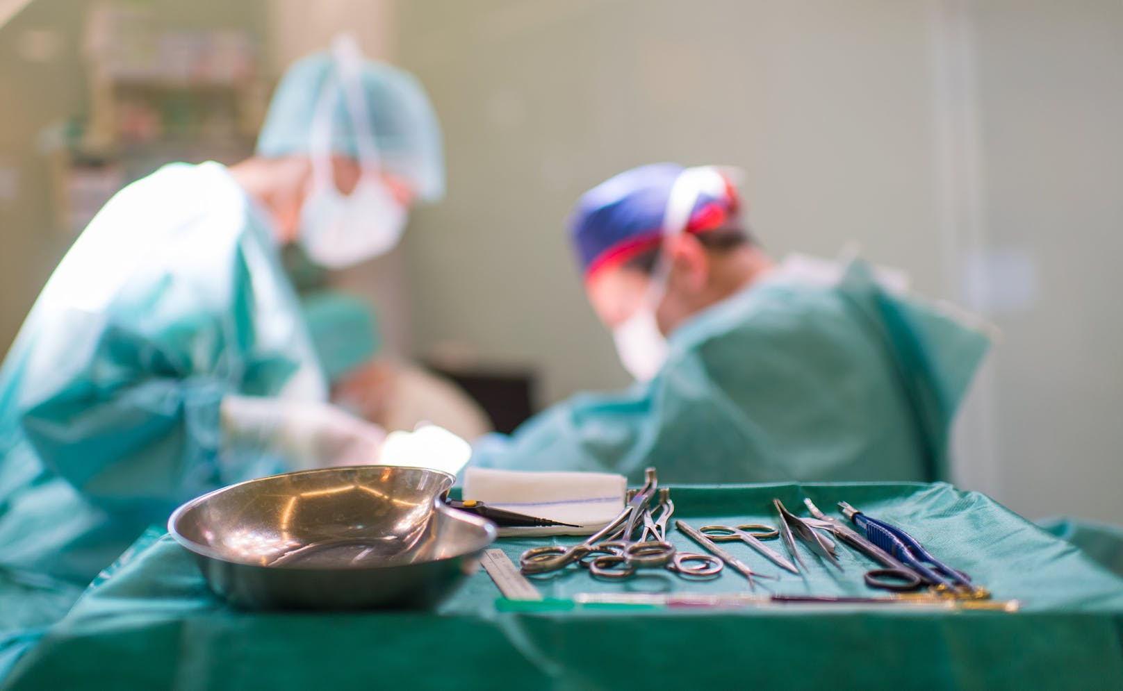 Herzbeutel durchbohrt: Chirurg bekommt 14.000 € Strafe