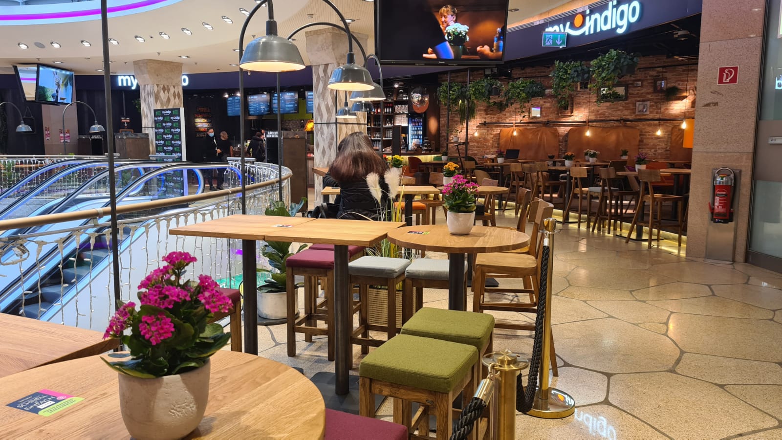 Tisch und Stühle der geschlossenen Gastrobetriebe in Einkaufszentren dürfen nicht verwendet werden.