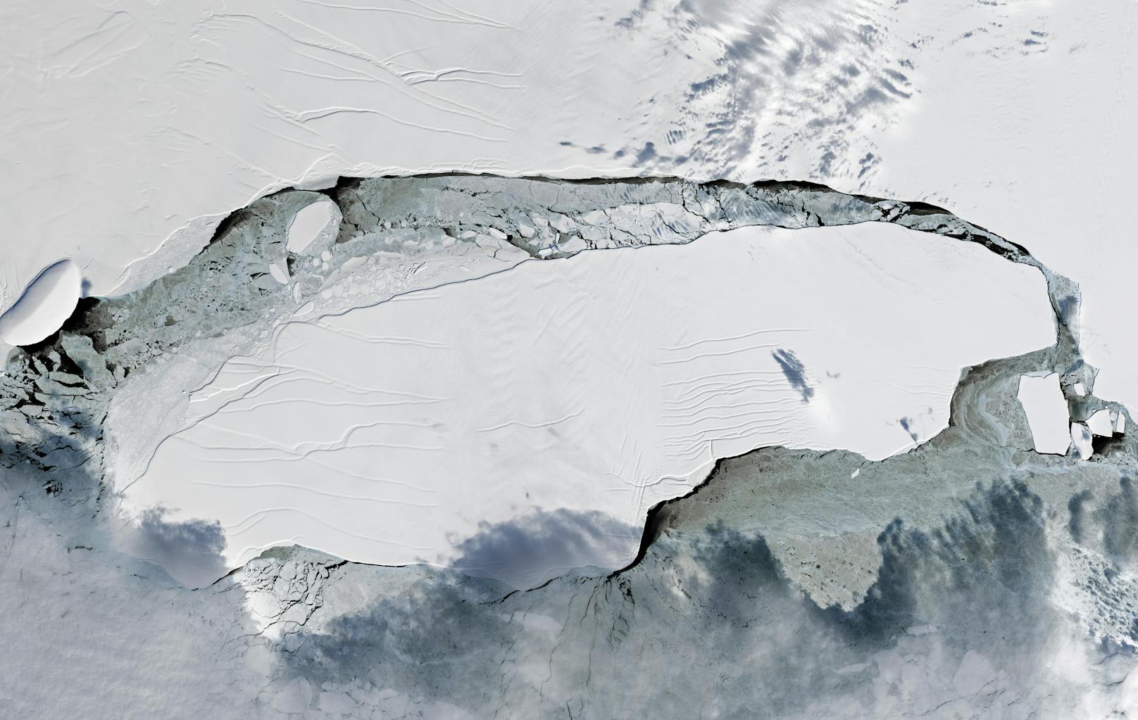 Ein Satellitenbild zeigt, wie sich der größte Eisberg der Welt von der Halbinsel (oben) abspaltet.