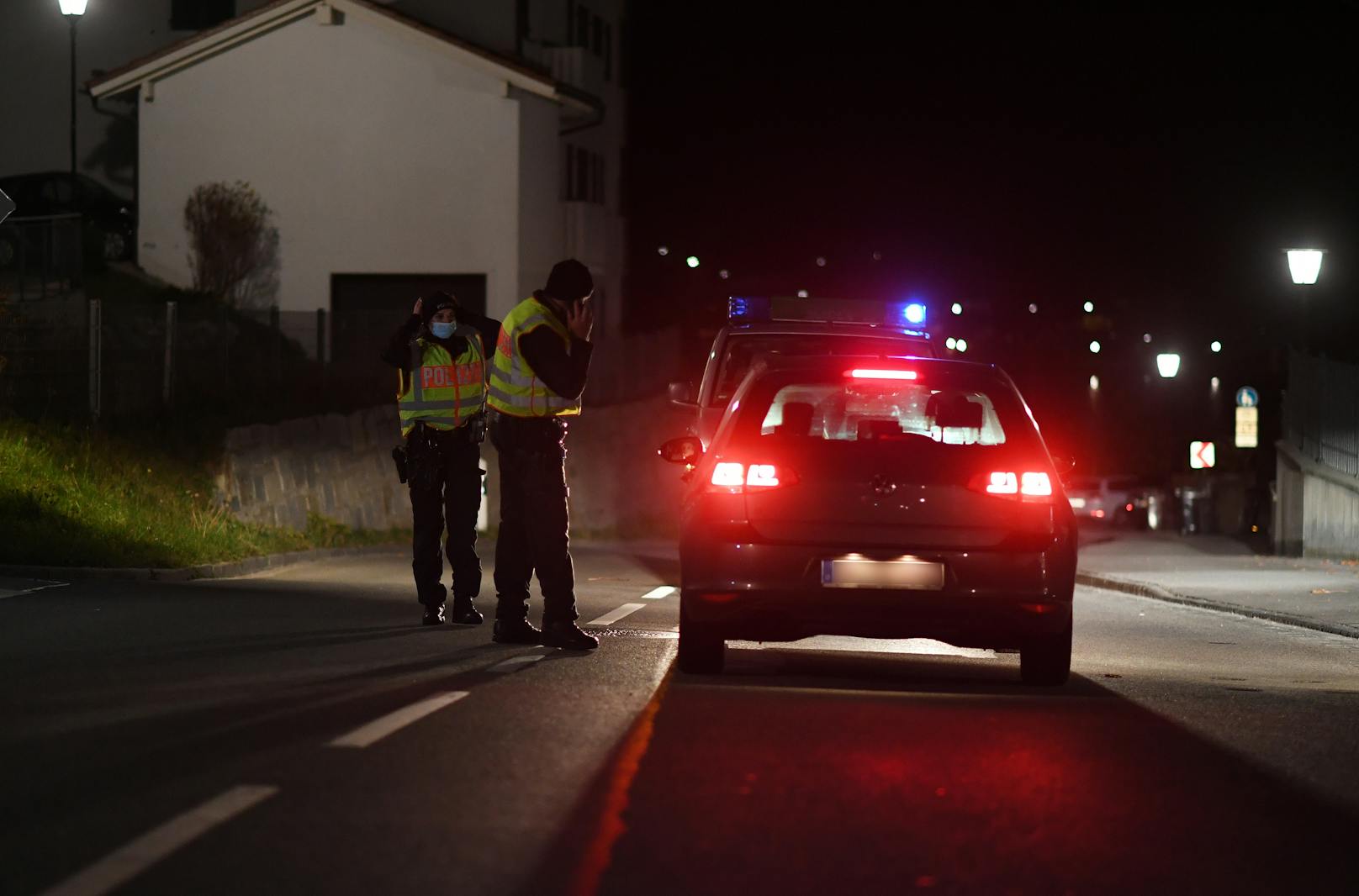 Familiendrama am Tegernsee in Bayern! Ein Mann soll seine Frau als Geisel genommen und erstochen haben. Die Polizei erschoss den Täter.