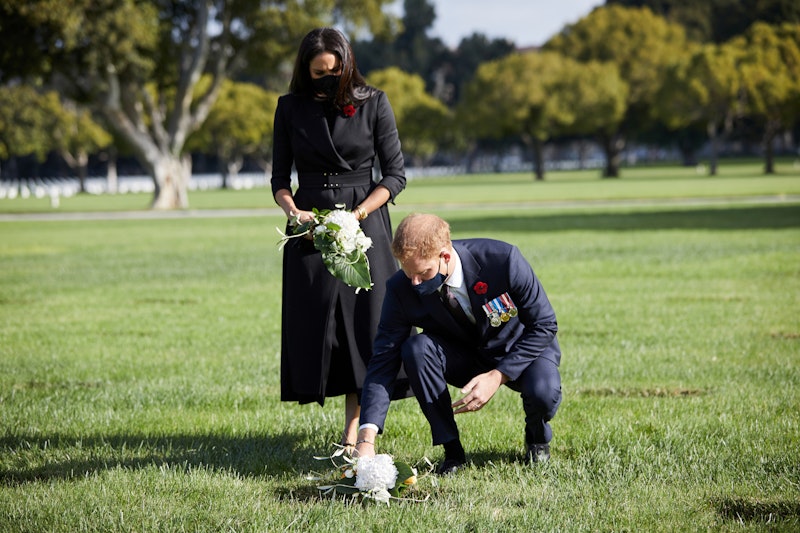 Das Sussex-Paar legte auf einem Friedhof Blumen nieder.