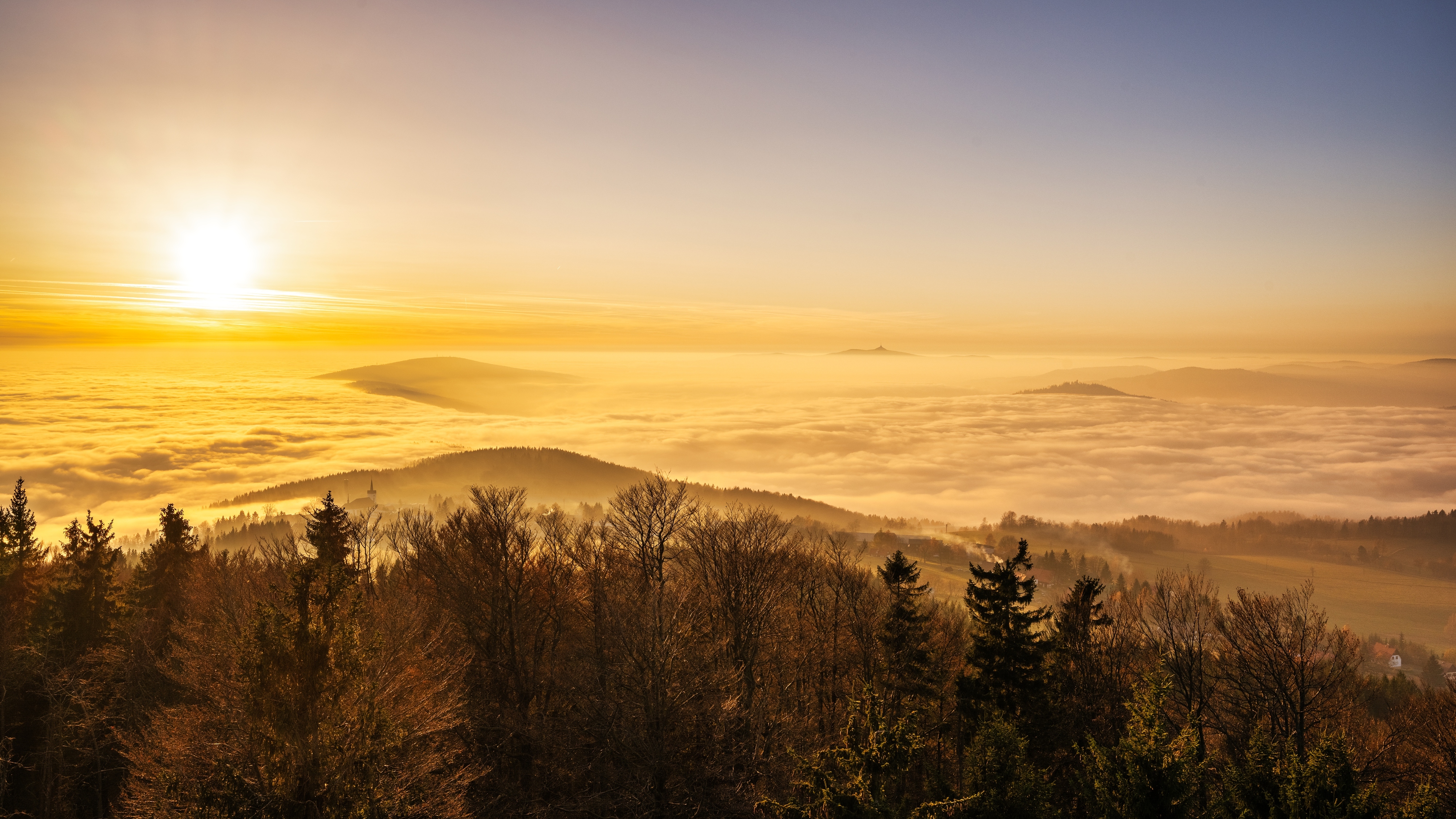 Eine dichte Nebelwand lässt die Sonne nicht durch.