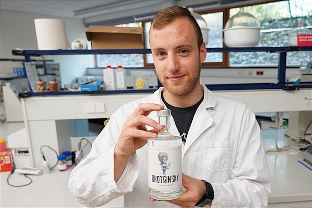 Alexander Höftberger mit seinem Gin.