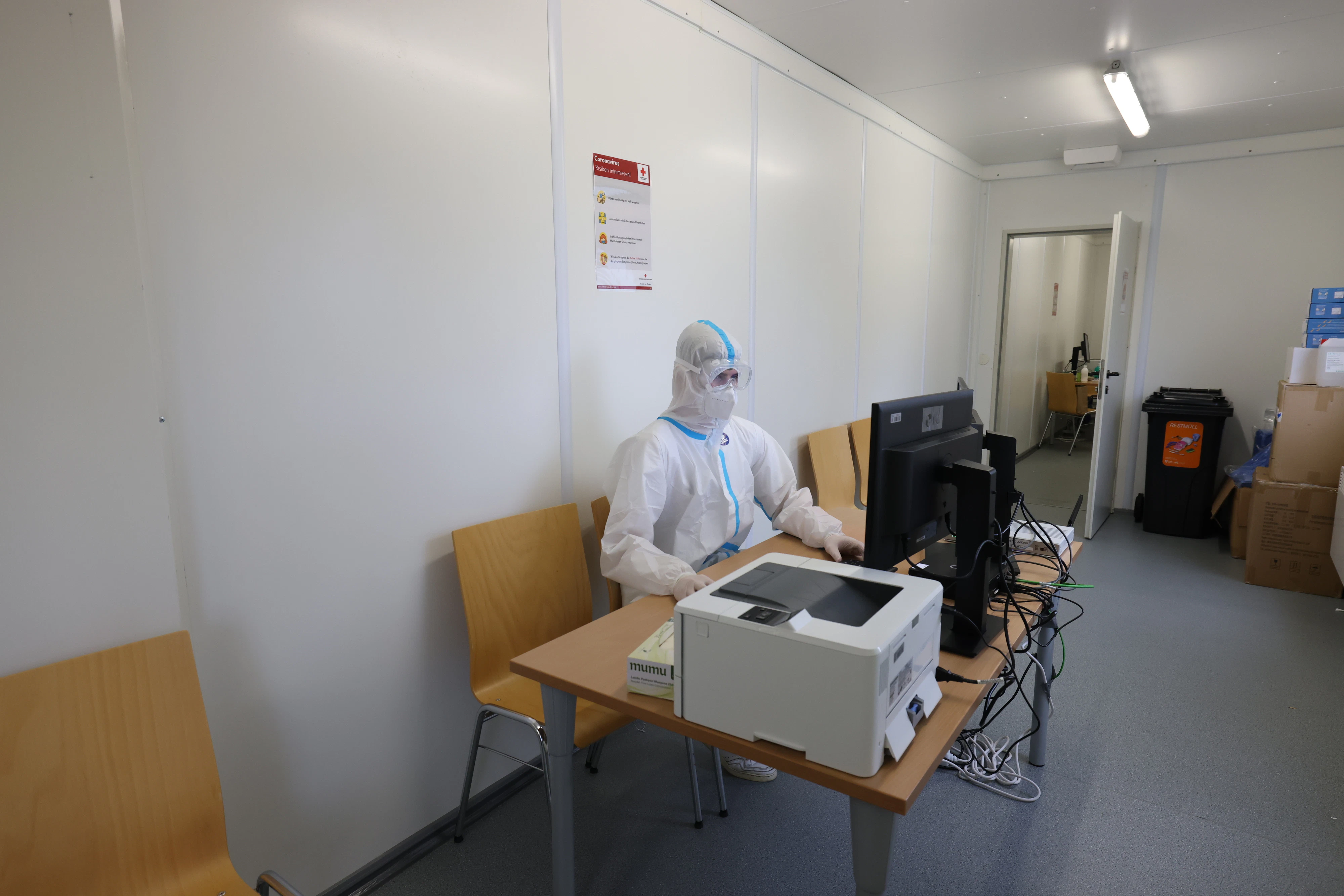 Und so laufen die Schnelltests ab: Um einen Antigentest zu machen, ist eine Vorab-Online-Anmeldung nötig. Ab sofort kann ein Termin unter www.141wien.at gebucht werden. In der Checkbox werden dann die Angaben kontrolliert.