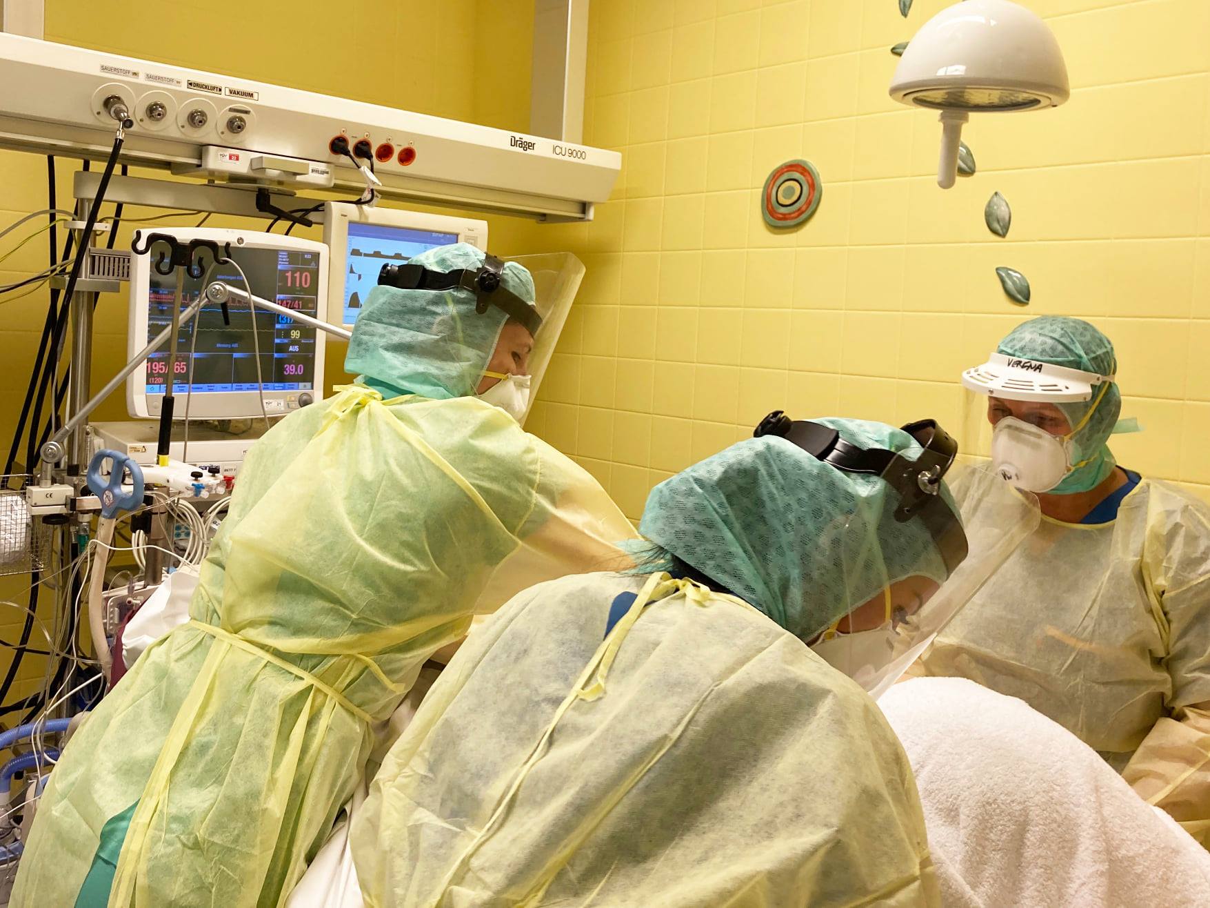 Mit Bildern aus der Intensivstation zeigt das Krankenhaus Freistadt die angespannte Situation.