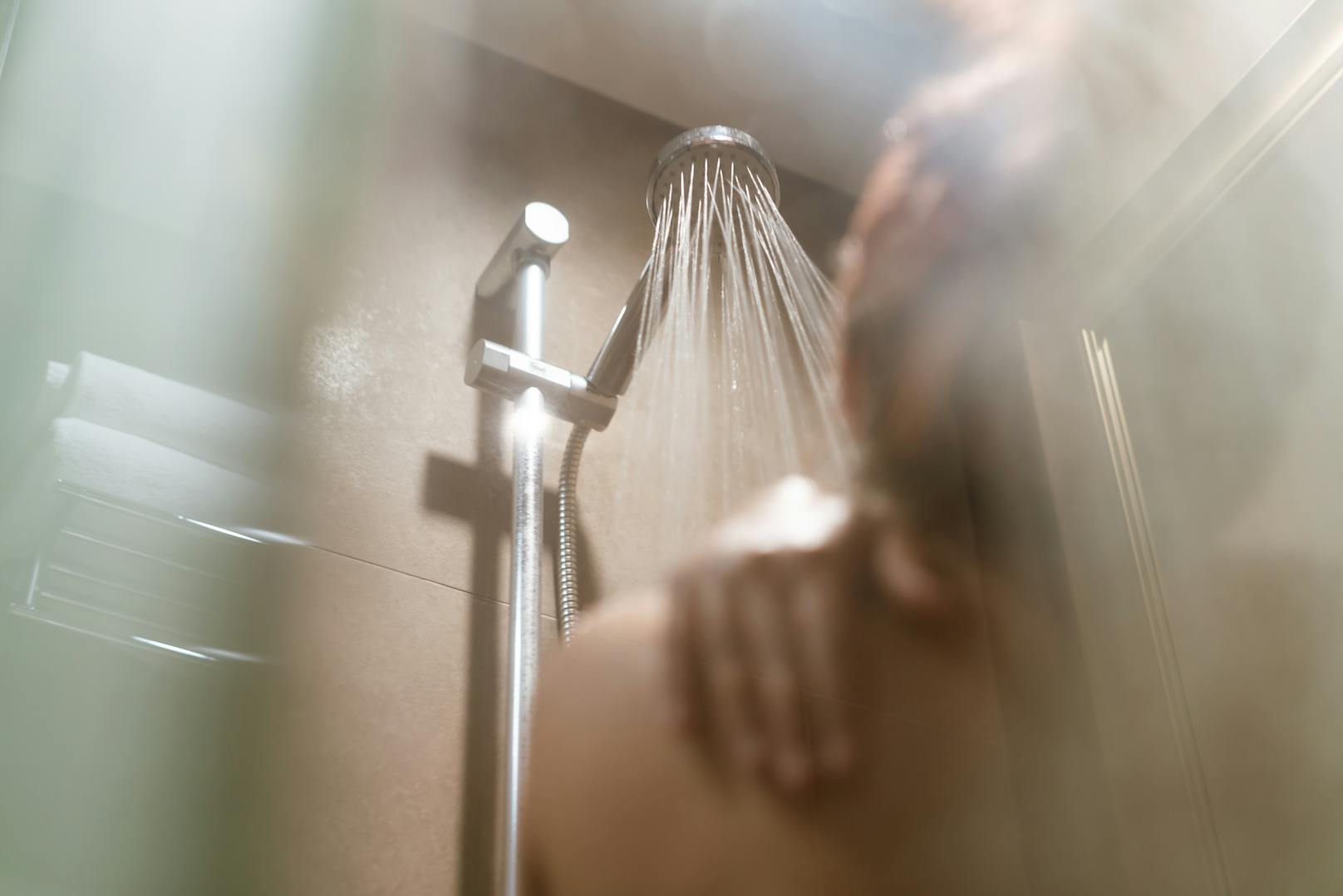 Während des Duschens war die Welt für einen 34-jährigen Mann aus den USA noch in Ordnung.
