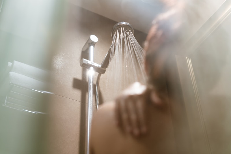 <strong>Brust- und Rückenmitte: </strong>Die vordere und hintere Schweißrinne am Oberkörper, also Brust- und Rückenmitte, sollten ebenfalls täglich gereinigt werden - sonst wird der Geruch unangenehm.&nbsp;Talgdrüsen oder Hautschuppen können hier außerdem für Hautinfektionen sorgen, wenn man sie nicht entfernt.